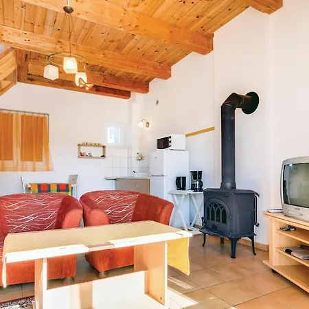 1 Bedroom Beautiful In Apartment Rowy (Pomerania)